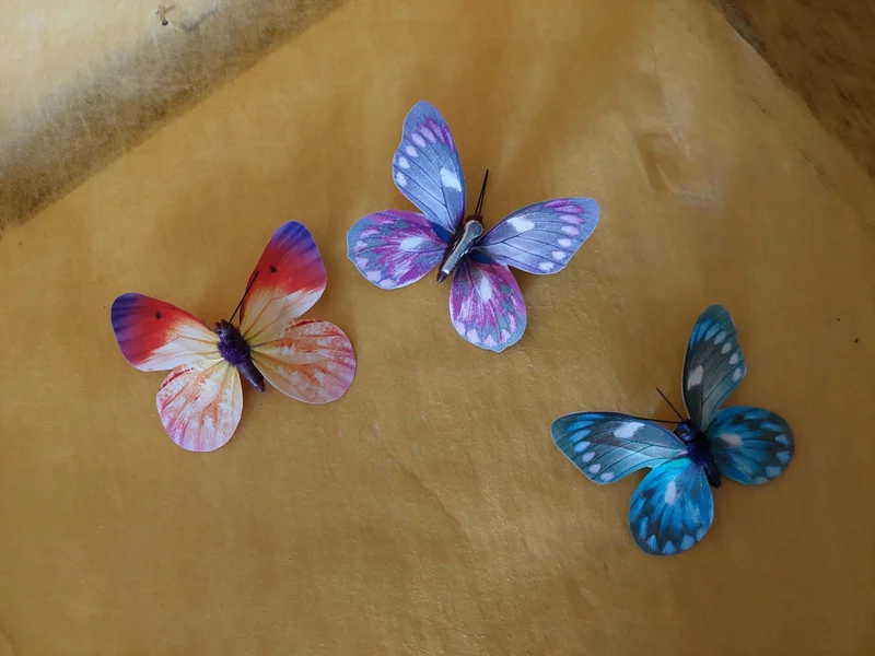 Papierschmetterlinge auf Clip