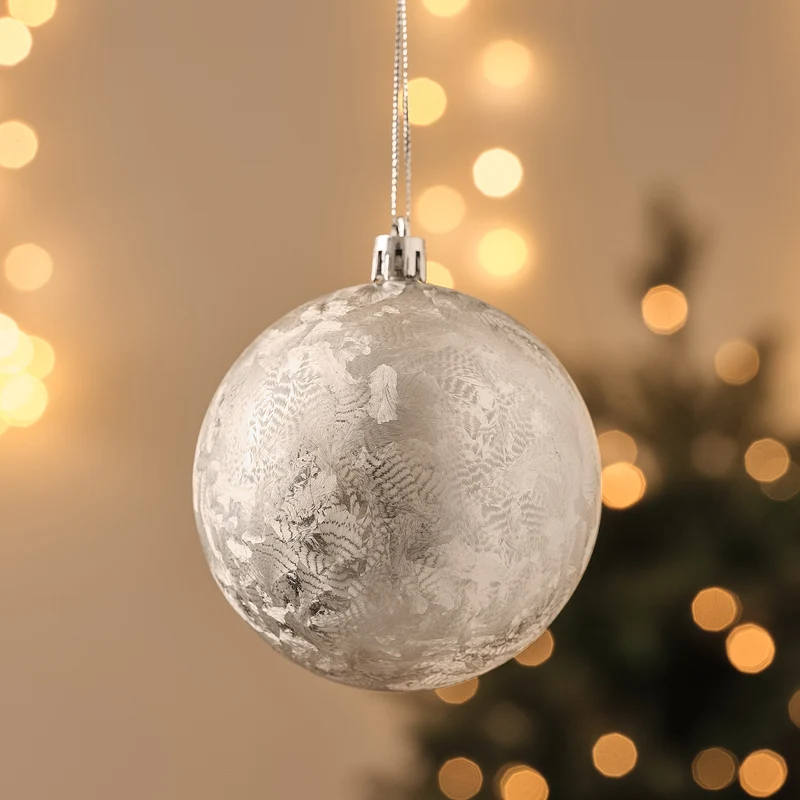 Silberne Weihnachtskugel mit Frostoptik