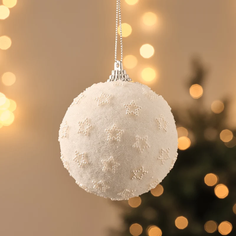 Weiße Weihnachtskugel mit Perlenstern-Motiv