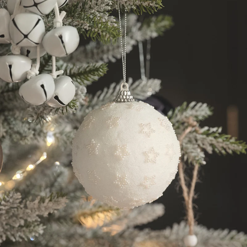 Weiße Weihnachtskugel mit Perlenstern-Motiv