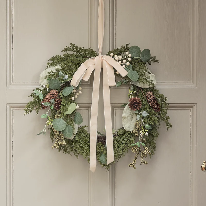 55cm Weihnachtskranz mit weißen Beeren und Tannenzapfen