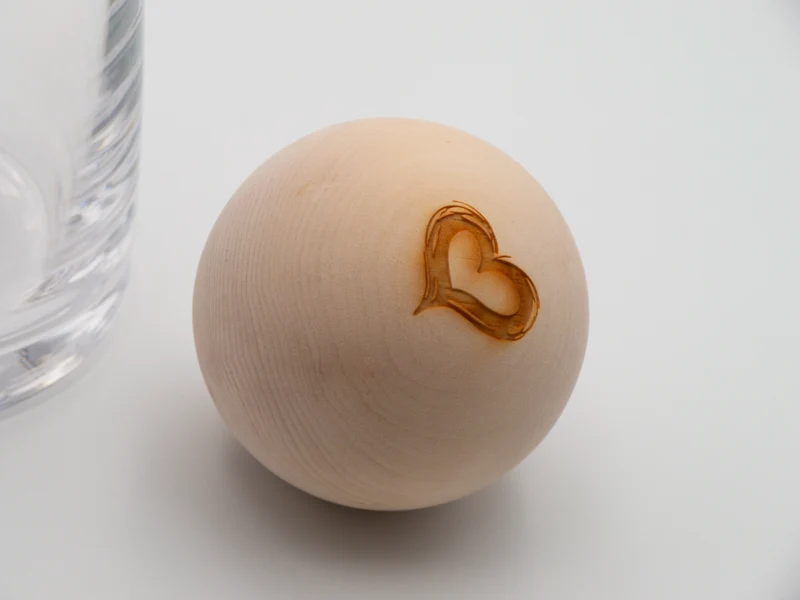 ZirbenKugel Karaffe mit Herz-Gravur