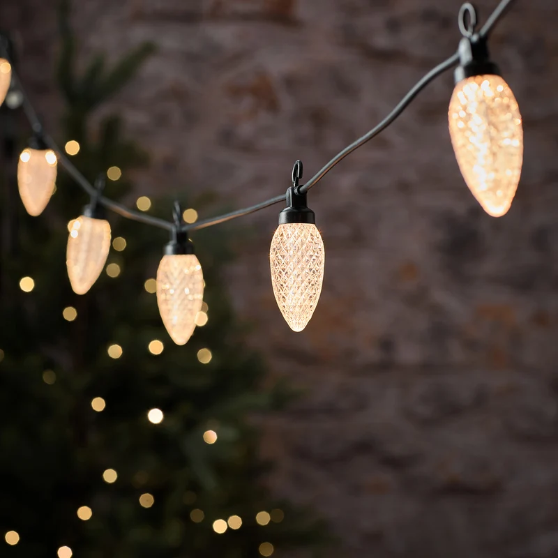 Warmweiße LED-Lichterkette mit 10 Tannenzapfen für den Außenbereich