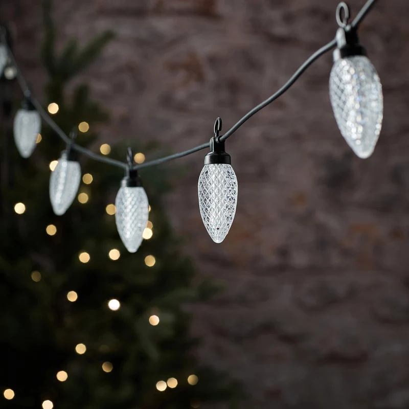 Warmweiße LED-Lichterkette mit 10 Tannenzapfen für den Außenbereich