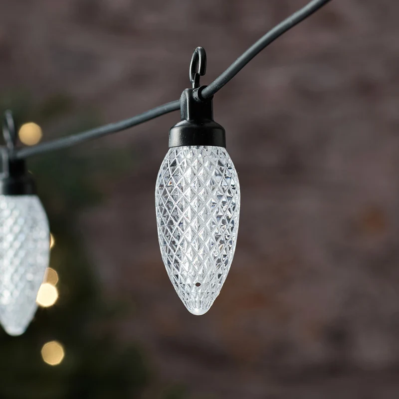 Warmweiße LED-Lichterkette mit 10 Tannenzapfen für den Außenbereich