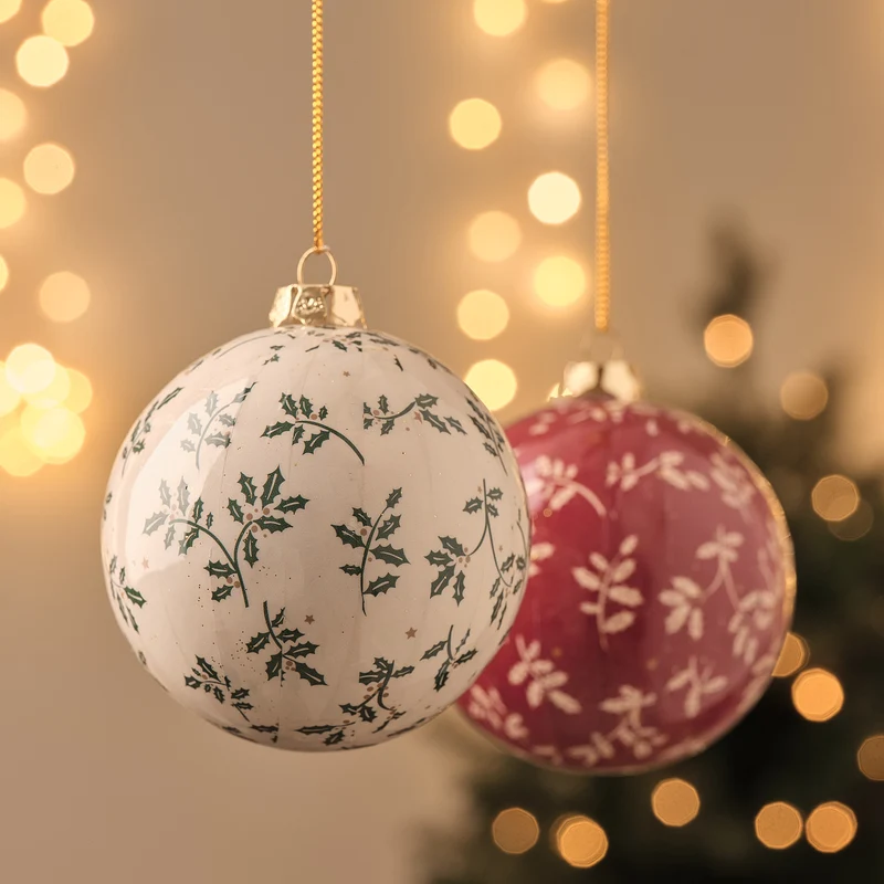 2er-Set Christbaumkugeln mit Stechpalmenmuster in Burgunderrot und Weiß