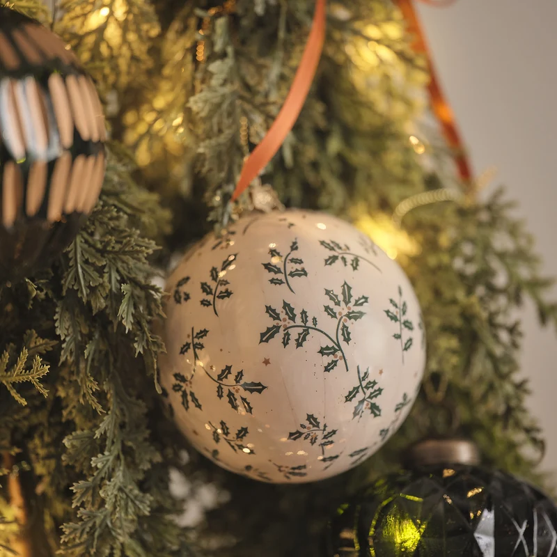 2er-Set Christbaumkugeln mit Stechpalmenmuster in Burgunderrot und Weiß