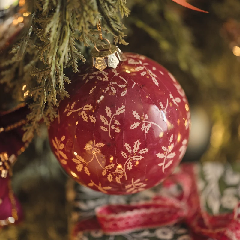 2er-Set Christbaumkugeln mit Stechpalmenmuster in Burgunderrot und Weiß