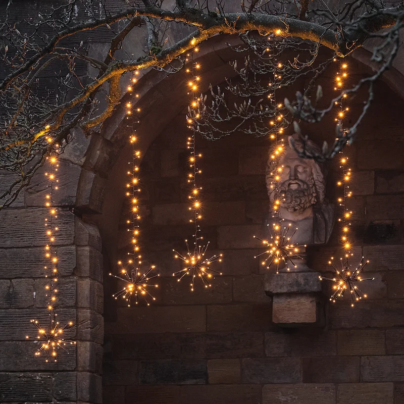 Warmweiße LED-Starburst-Hängedeko für Bäume außen mit Blinkeffekt