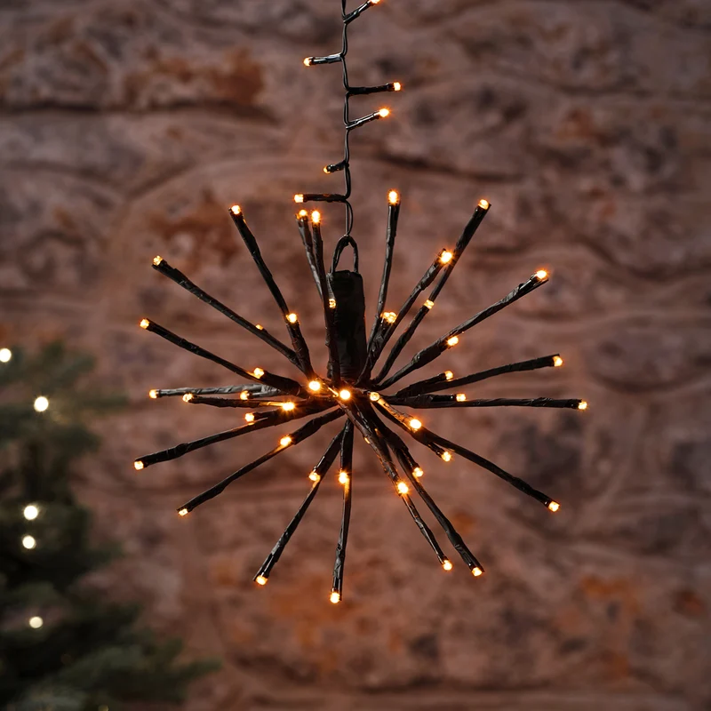 Warmweiße LED-Starburst-Hängedeko für Bäume außen mit Blinkeffekt