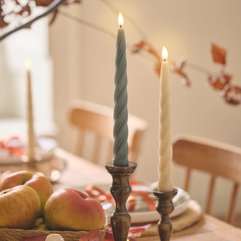 4er Set TruGlow® gedrehte Echtwachs-LED‑Stabkerzen mit 2 Keramik-Kürbis-Kerzenhaltern & Fernbedienung