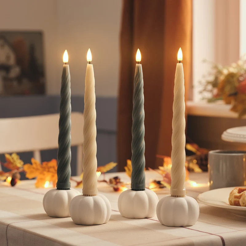4er Set TruGlow® gedrehte Echtwachs-LED‑Stabkerzen mit 2 Keramik-Kürbis-Kerzenhaltern & Fernbedienung