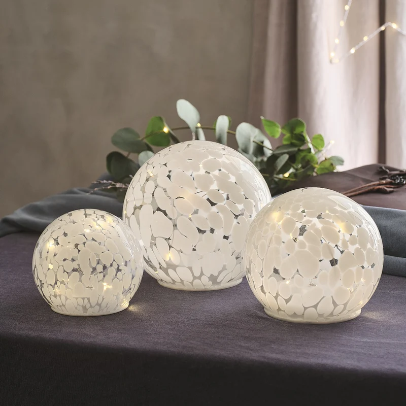 10 cm LED-Glaskugel mit Timer aus Konfettiglas
