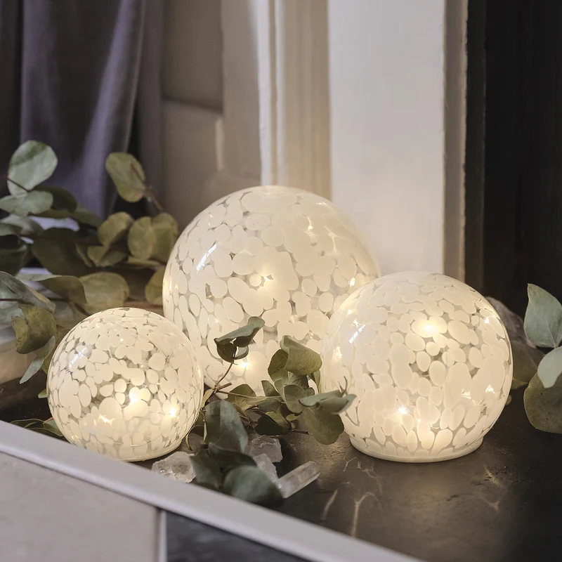 10 cm LED-Glaskugel mit Timer aus Konfettiglas