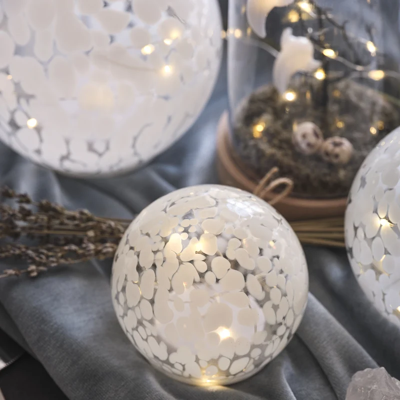 10 cm LED-Glaskugel mit Timer aus Konfettiglas