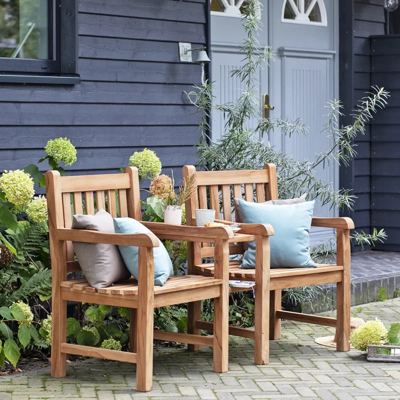 Gartenbank mit integriertem Tisch