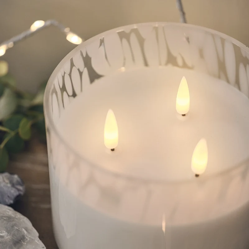 TruGlow® 3-Docht LED-Kerze im Konfetti-Glas mit Fernbedienung in Weiß