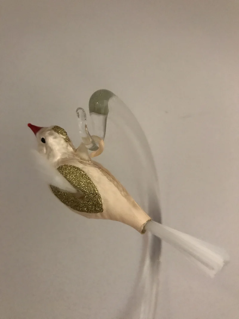 Fliegendes champagnerfarbenes Weihnachtsvögelchen