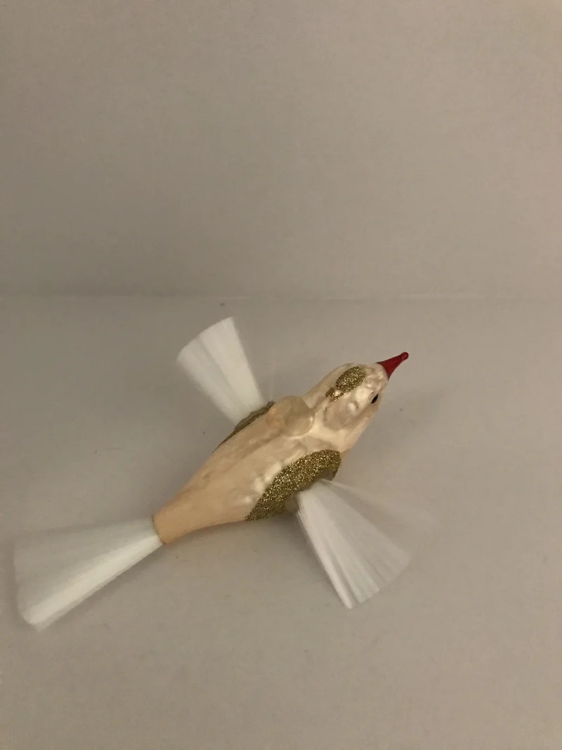 Fliegendes champagnerfarbenes Weihnachtsvögelchen