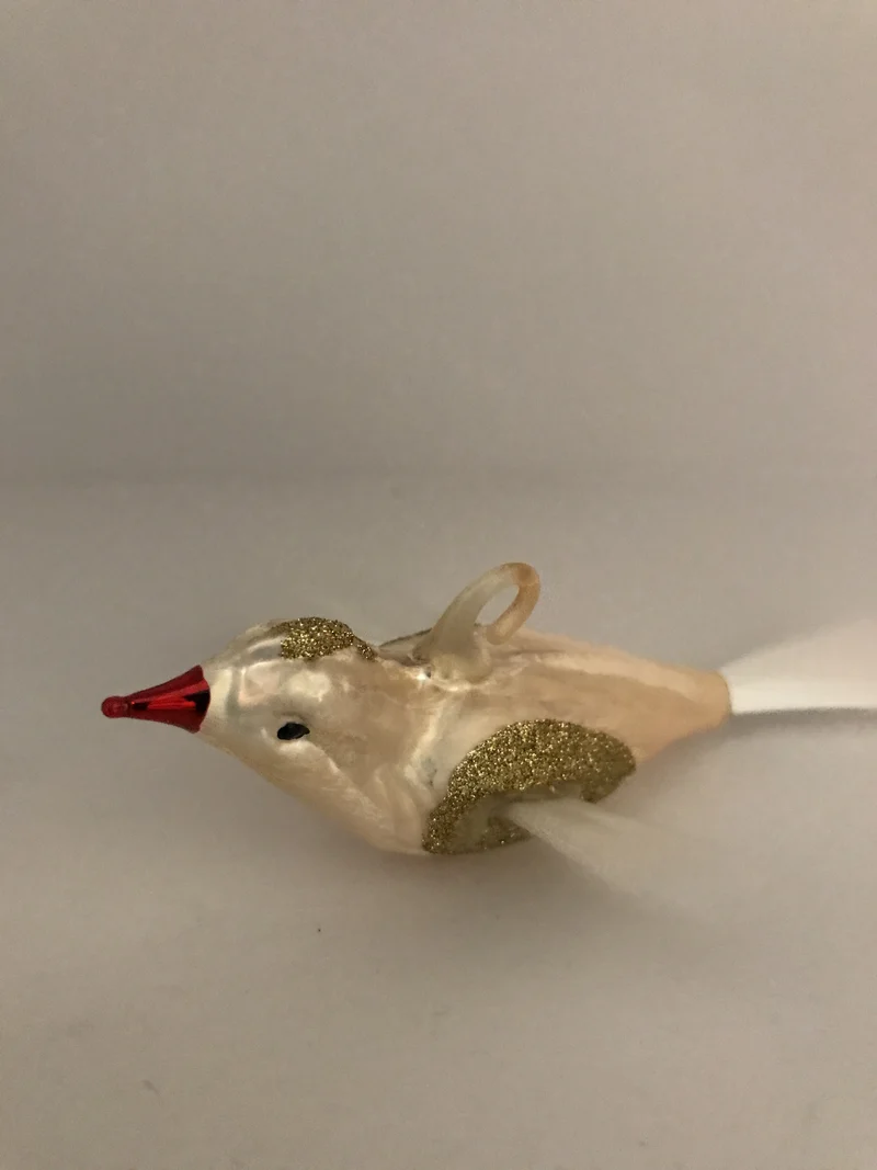 Fliegendes champagnerfarbenes Weihnachtsvögelchen