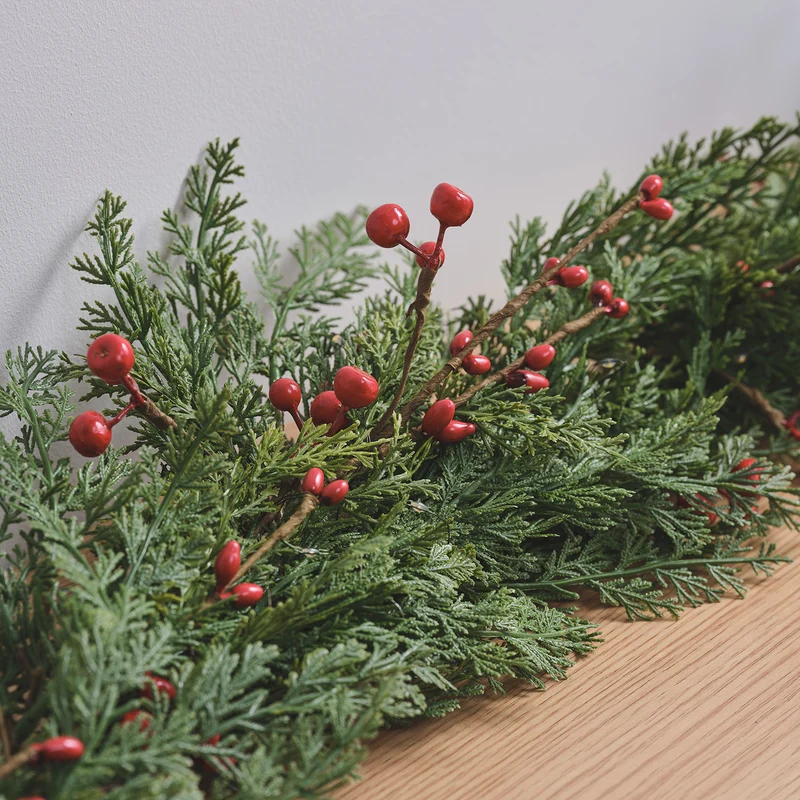 Weihnachtsgirlande rote Beeren mit Beleuchtung