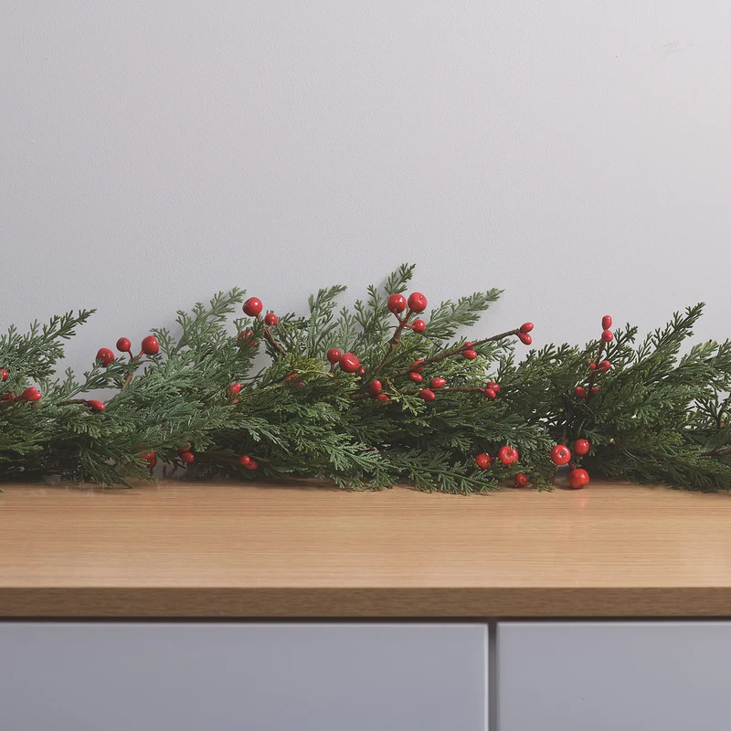 Weihnachtsgirlande rote Beeren mit Beleuchtung