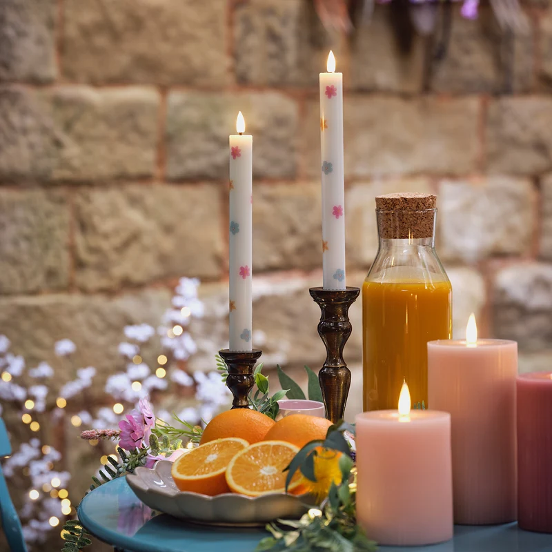 2er Set TruGlow® LED Stabkerzen aus Echtwachs mit Blumenmuster & Fernbedienung