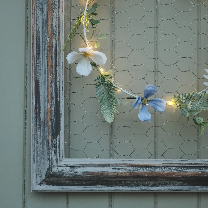 Weißer & blauer LED-Blumenkranz mit warmweißen Mikro-LEDs & Timer