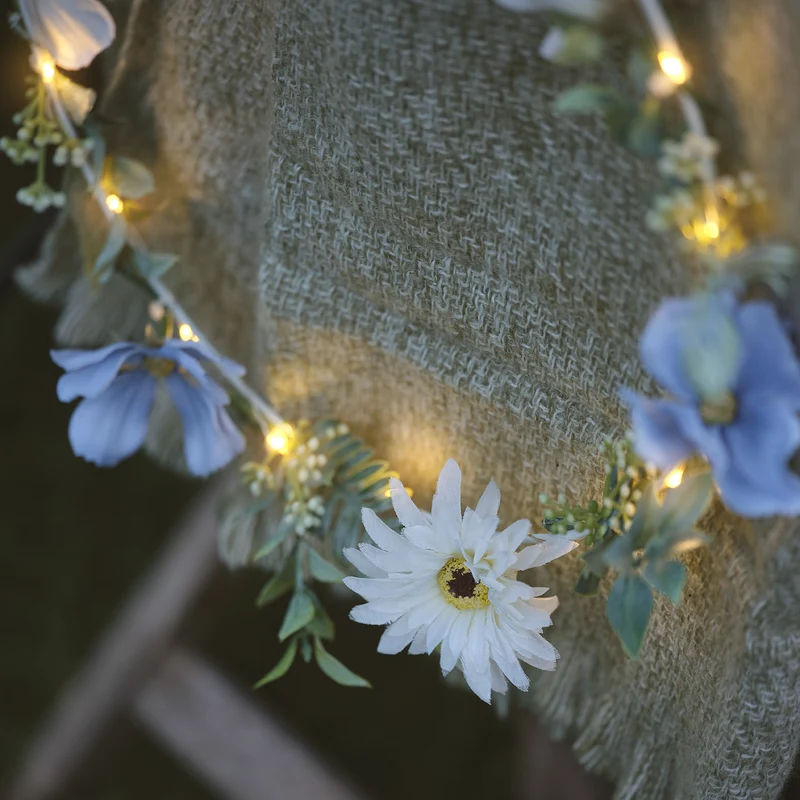 Weißer & blauer LED-Blumenkranz mit warmweißen Mikro-LEDs & Timer