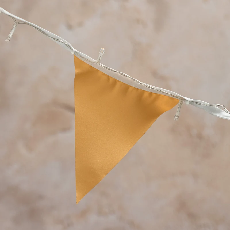 Lichterkette mit Frühlingsfähnchen