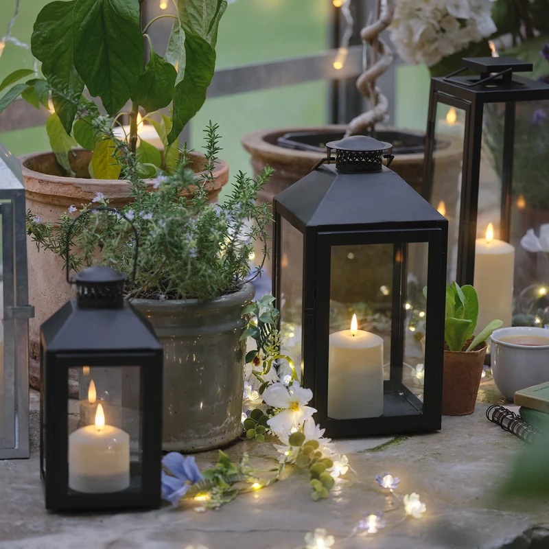 Schwarze "Seaton" Laterne mit TruGlow® LED‑Kerze & Fernbedienung