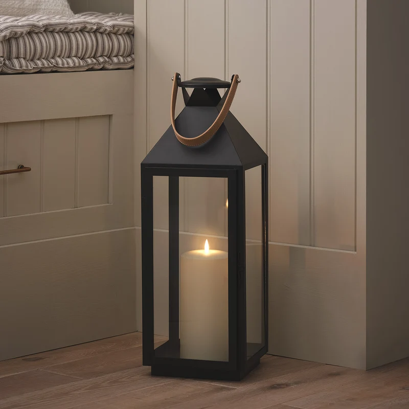 Große "Brixham" Laterne mit Griff & TruGlow® LED-Kerze