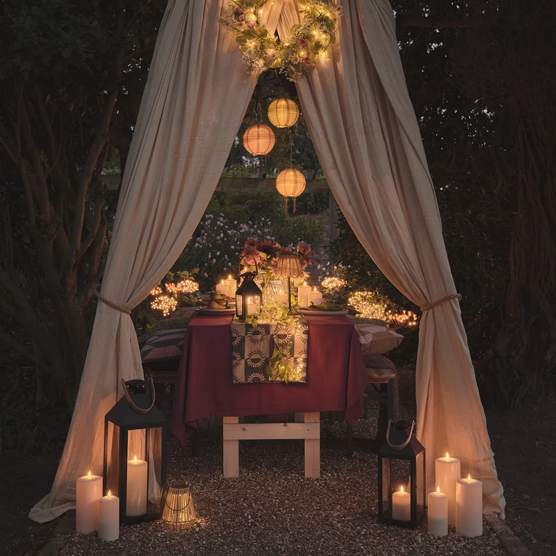 Große "Brixham" Laterne mit Griff & TruGlow® LED-Kerze