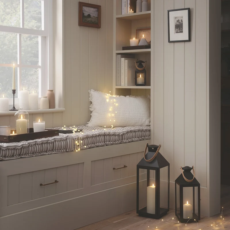 Große "Brixham" Laterne mit Griff & TruGlow® LED-Kerze