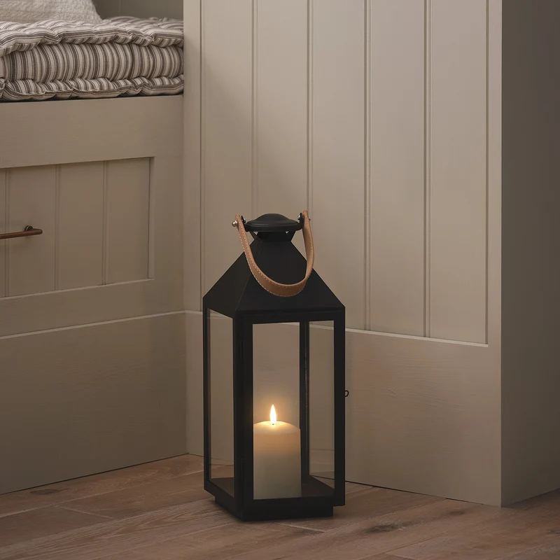 Schwarze "Brixham" TruGlow® LED-Laterne mit Griff in Lederoptik