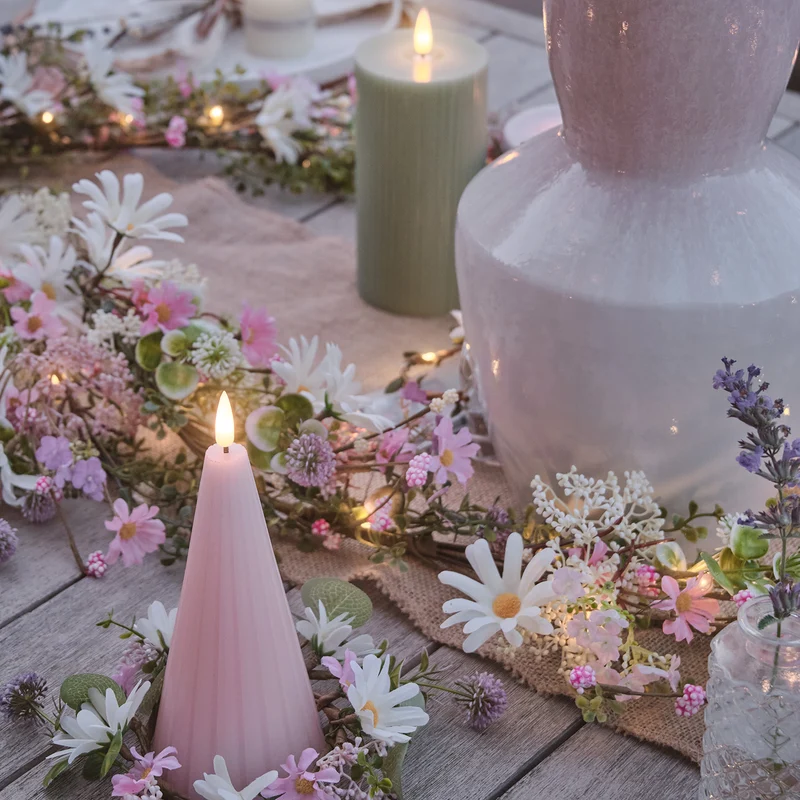 LED Blumengirlande mit pastellfarbenen Gänseblümchen