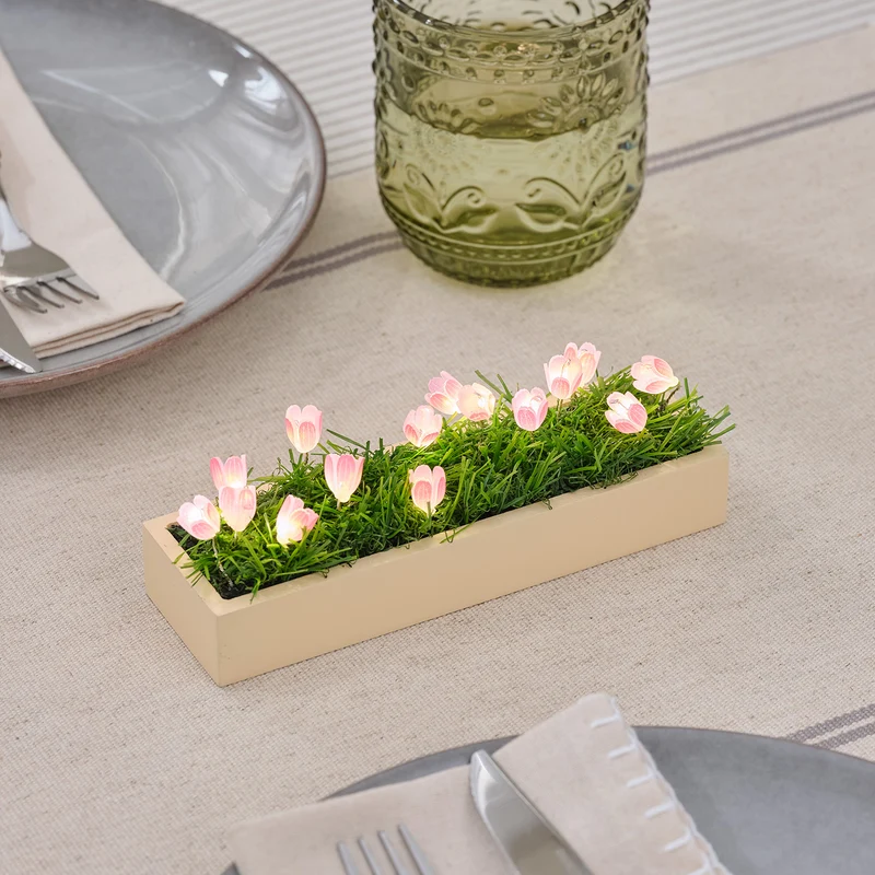 Mini LED-Tulpen Tischdeko auf Holzsockel in Rosa