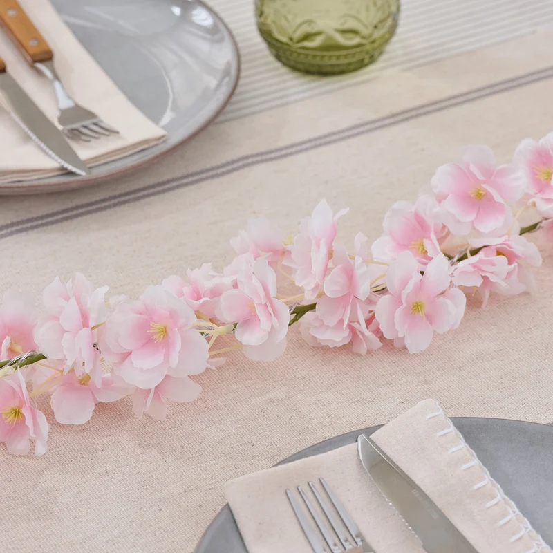 Batteriebetriebene LED-Blumengirlande mit Timer in Pastellrosa