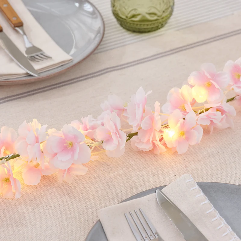 Batteriebetriebene LED-Blumengirlande mit Timer in Pastellrosa