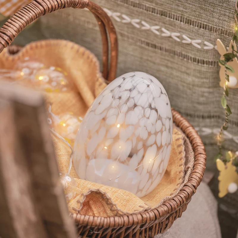 Weißes LED-Osterei aus Glas mit Konfettieffekt & Timer