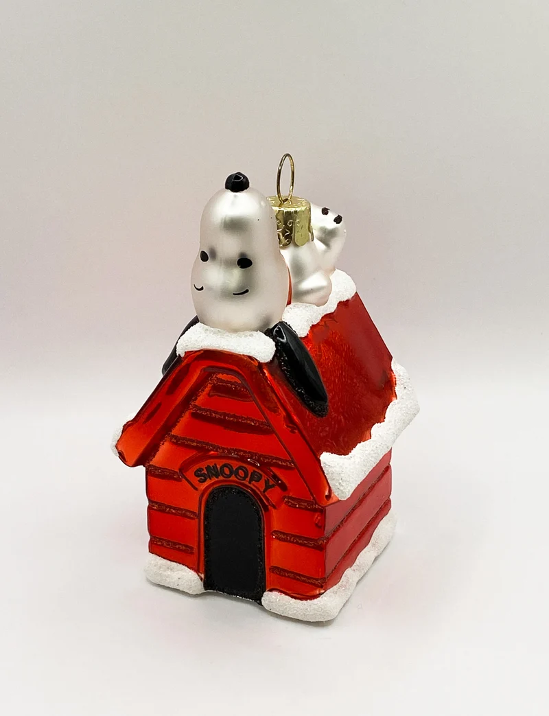 Snoopy liegt auf seiner Hundehütte