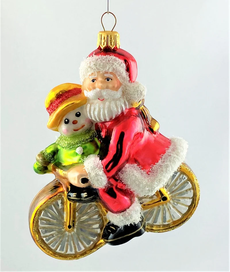 Weihnachtsmann und Schneemann fahren gemeinsam Fahrrad