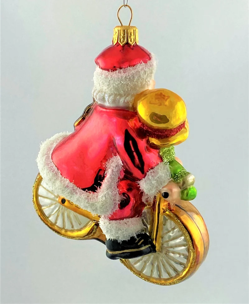 Weihnachtsmann und Schneemann fahren gemeinsam Fahrrad