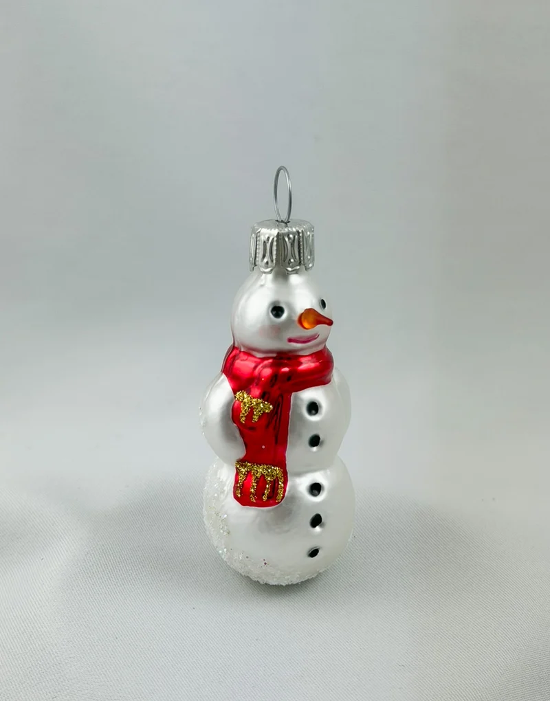 Kleiner Schneemann mit rotem Schal