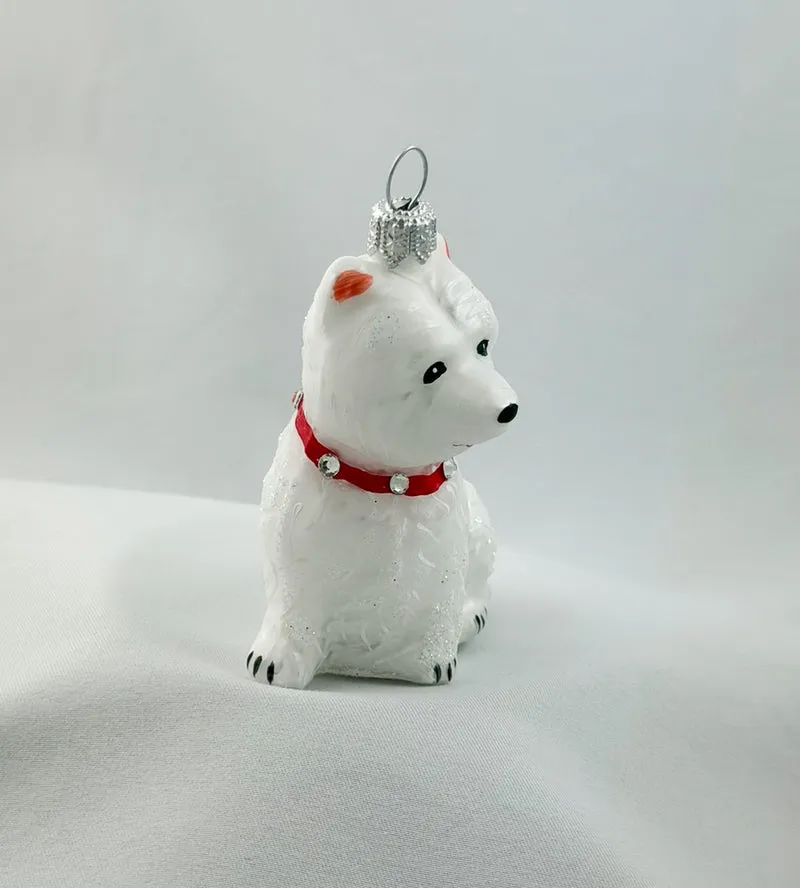 West Highland-Terrier-Hund mit rotem Glitzer-Halsband