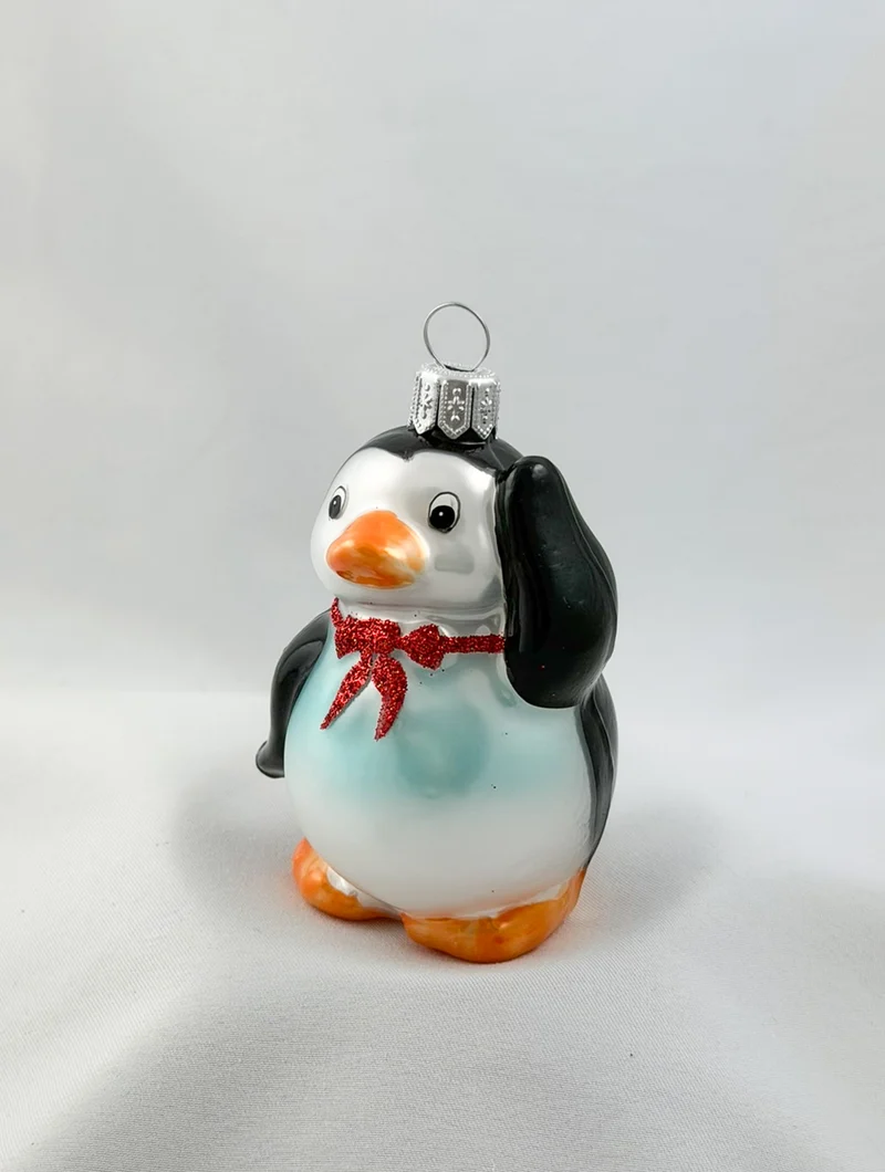 Süsser Pinguin mit roter Fliege
