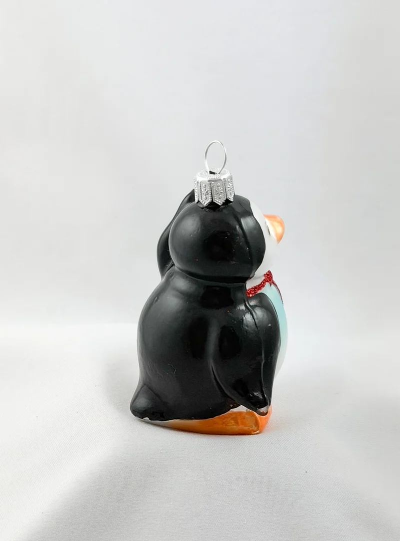 Süsser Pinguin mit roter Fliege