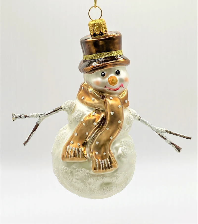 Schneemann mit braunem Schal und Hut