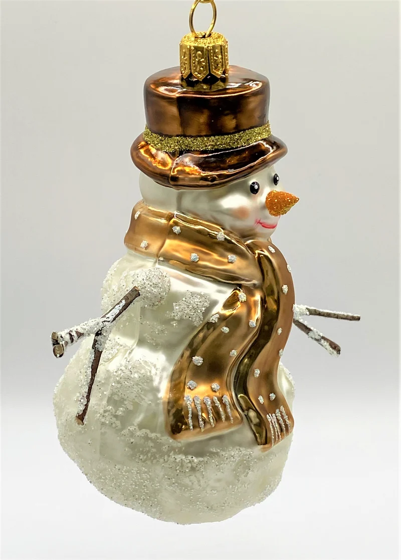 Schneemann mit braunem Schal und Hut