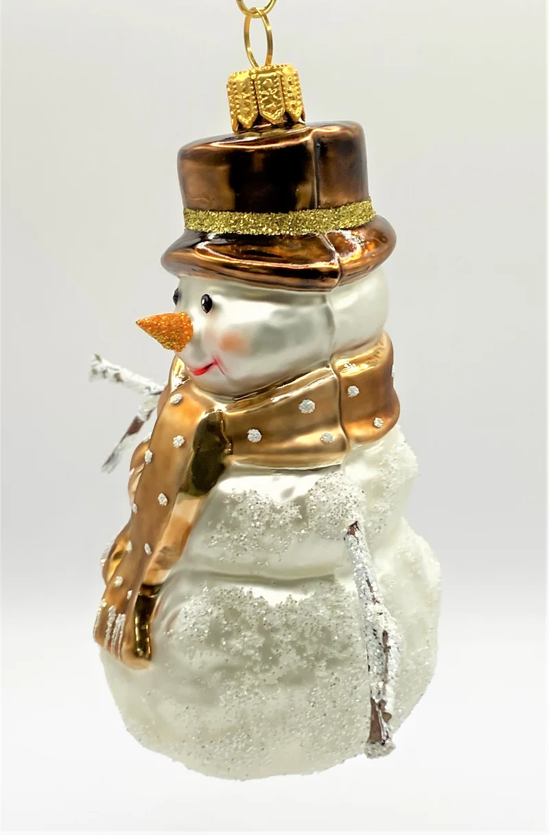 Schneemann mit braunem Schal und Hut